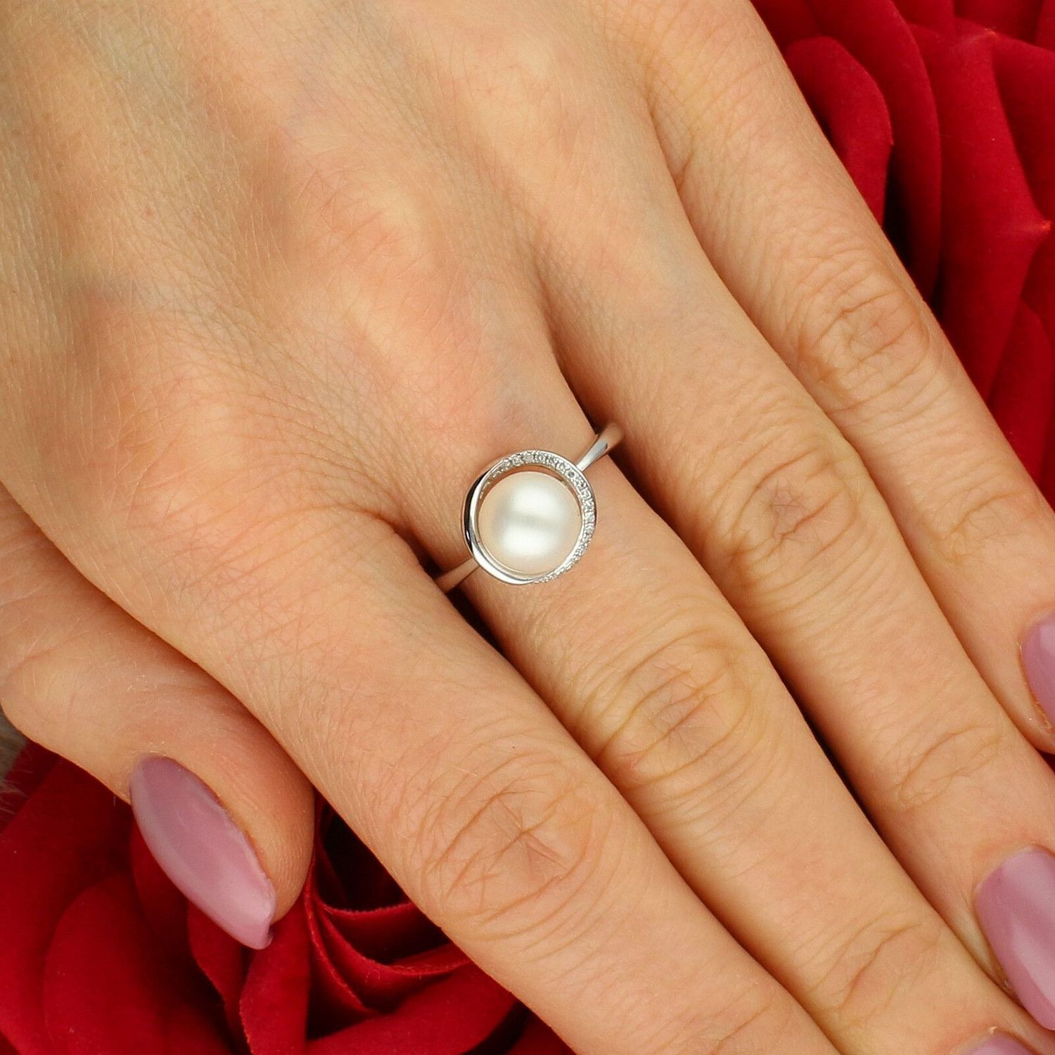 Pierścionek z białego złota 585 z perłą i diamentami – subtelna elegancja 585.jpg